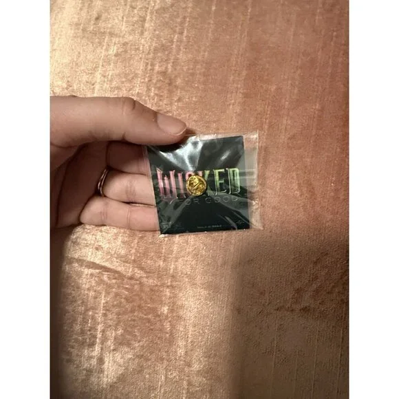 NEW Wicked For Good 2025 OZ Movie Promo Pin - Picture 2 of 2